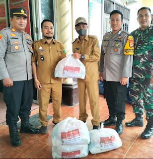 Kapolsek Serahkan Ratusan Paket Sembako Bantuan Kapolda Sulsel Kepada Pemerintah Kecamatan Galut