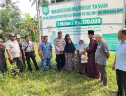 Tgk Budi Hidayat Serahkan uang Di tempat Lahan Tanah Dayah Yang Akan Di Bangun “”