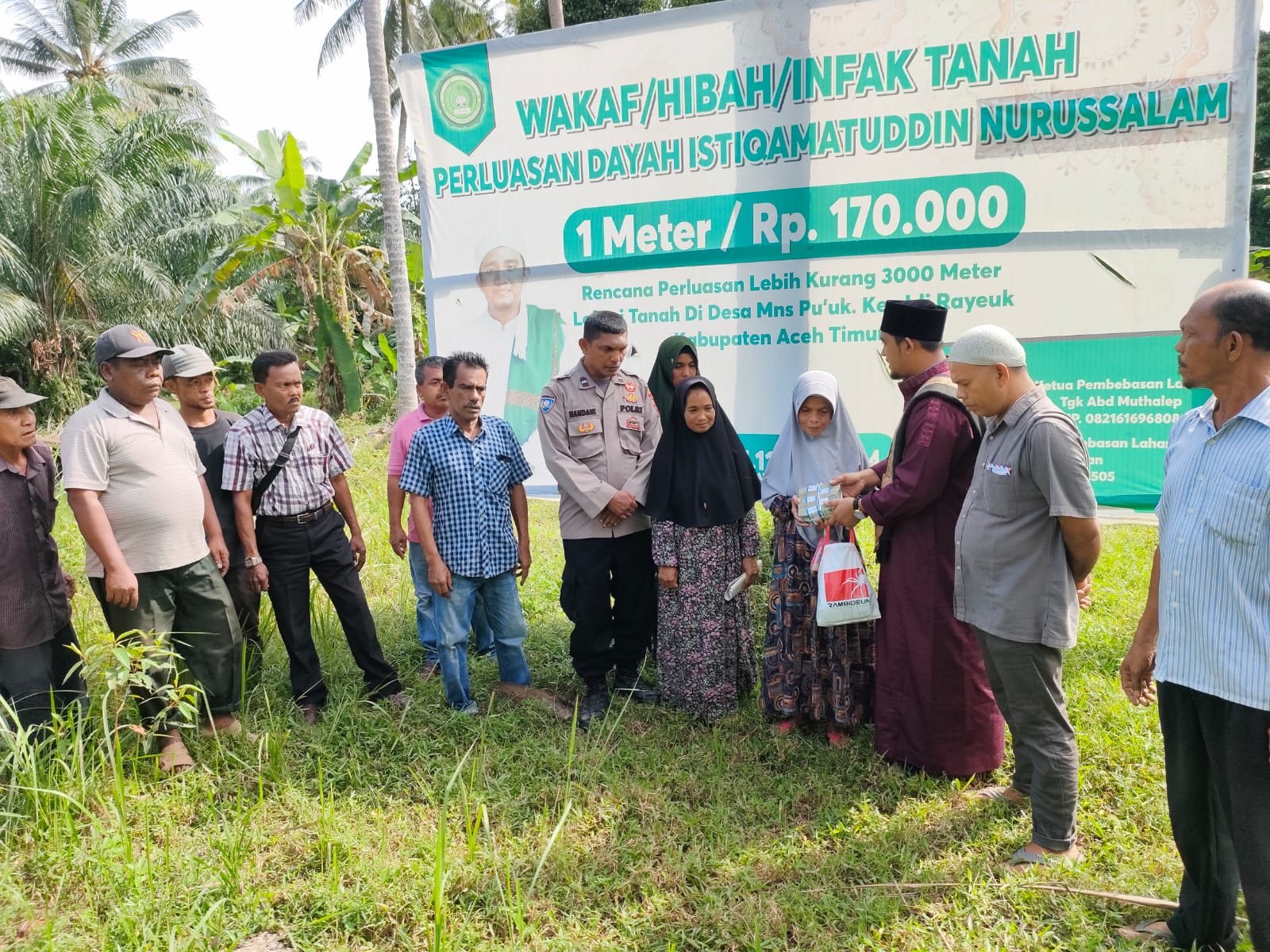 Tgk Budi Hidayat Serahkan uang Di tempat Lahan Tanah Dayah Yang Akan Di Bangun “”