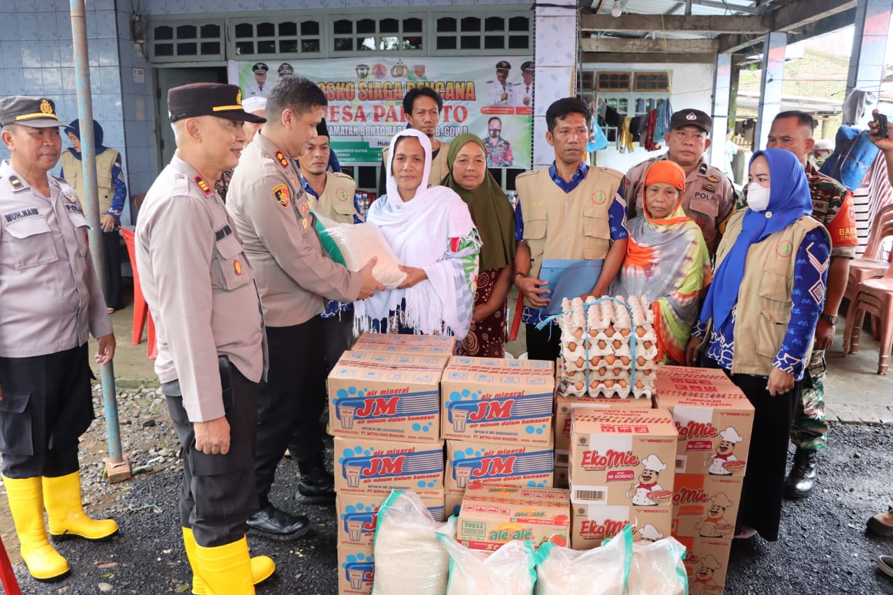 Kapolres Gowa Bakti Sosial Bantu Warga Terdampak Angin Puting Beliung