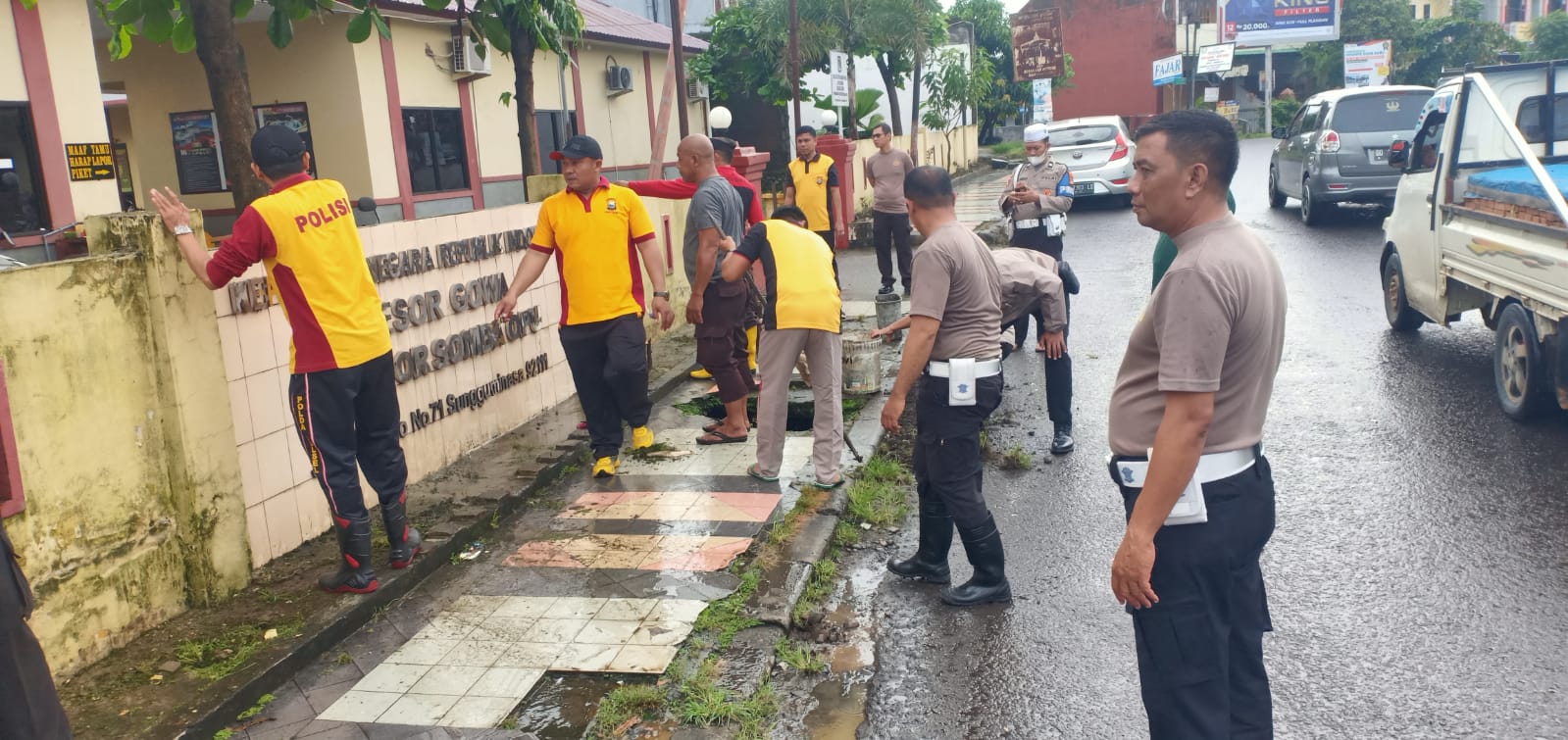 Jaga Kebersihan Mako, Personil Polsek Somba Opu Laksanakan Korve Bersama.*