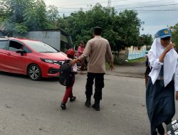 Wujud Kepedulian, Polisi Polsek Galsel Bantu Pelajar Menyeberang Jalan