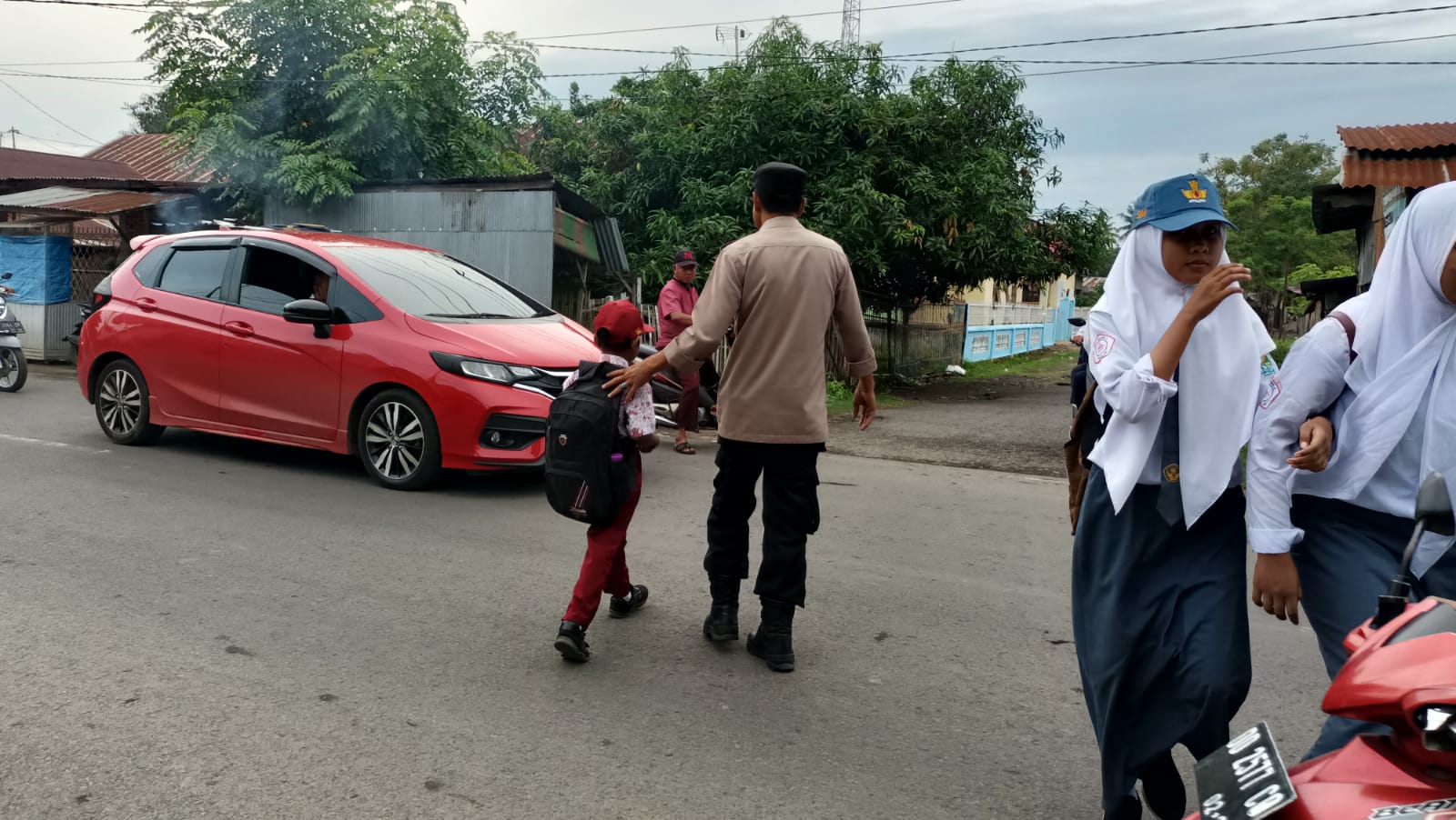 Wujud Kepedulian, Polisi Polsek Galsel Bantu Pelajar Menyeberang Jalan