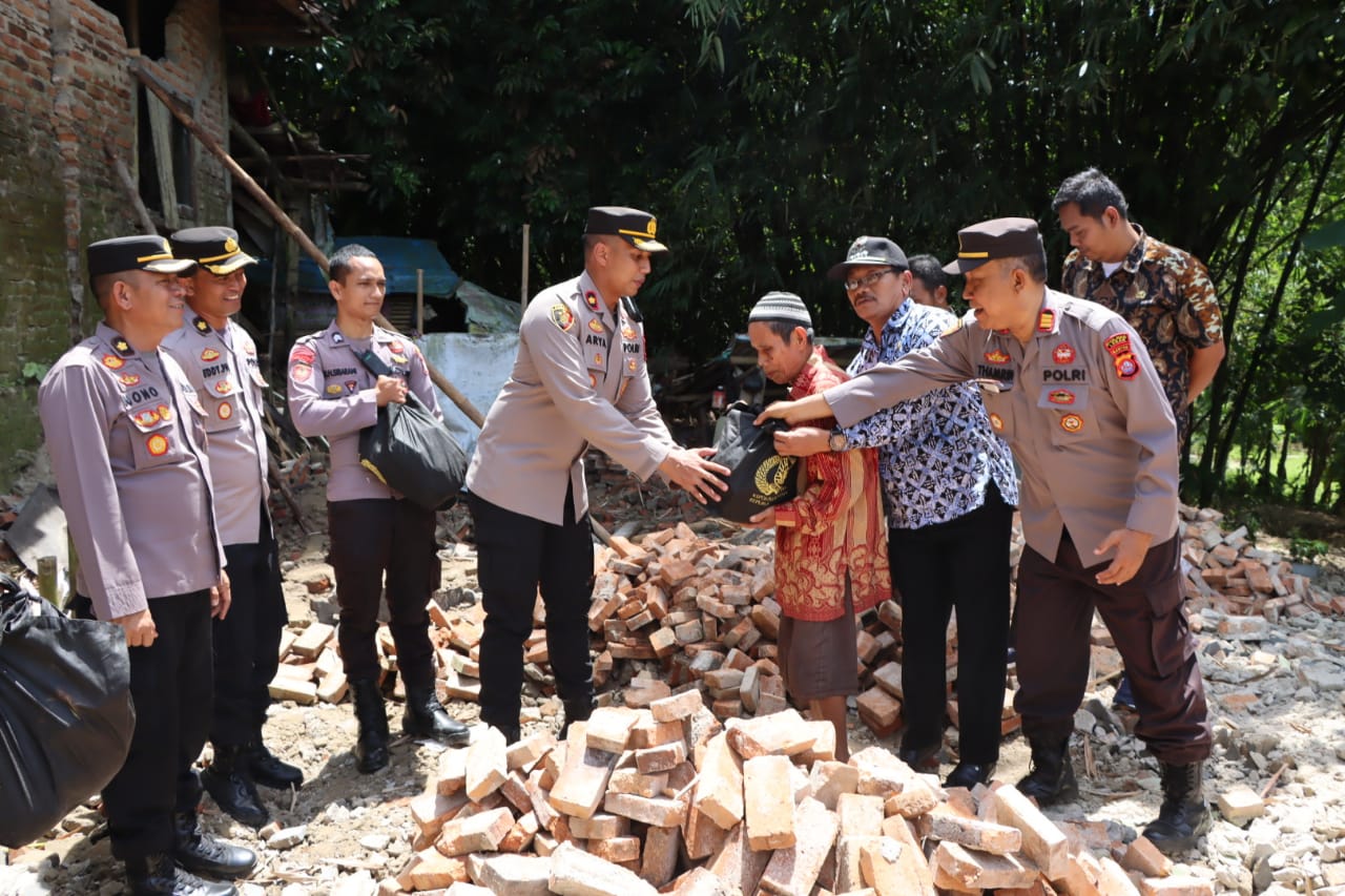 Polres Lebak berikan Bantuan Untuk Korban Pergeseran Tanah di Kp. Marga Mulya- Cikulur