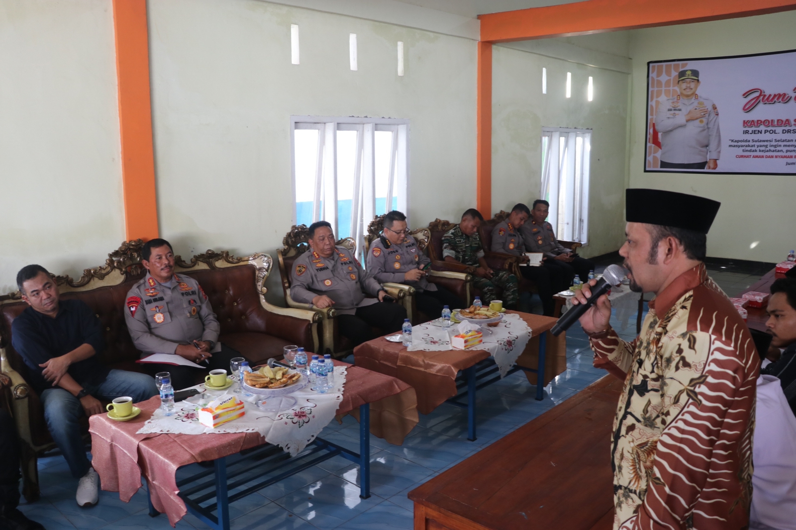 Jumat Curhat, Kapolda Sulsel Sambangi Warga Desa Lekopancing Maros, Sekaligus Bagi Sembako*