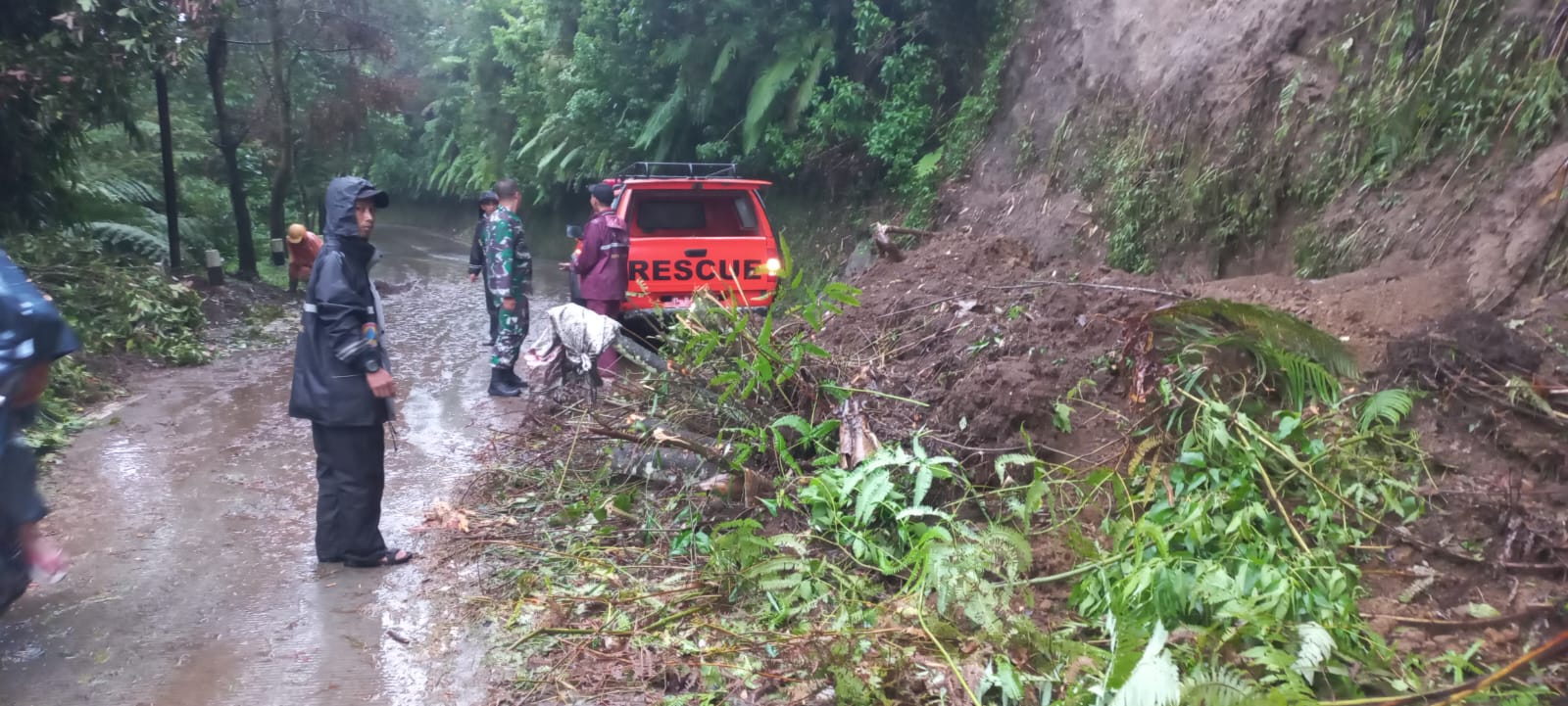 Tanggap Bencana, Babinsa Koramil Selo Evakuasi Tanah Longsor