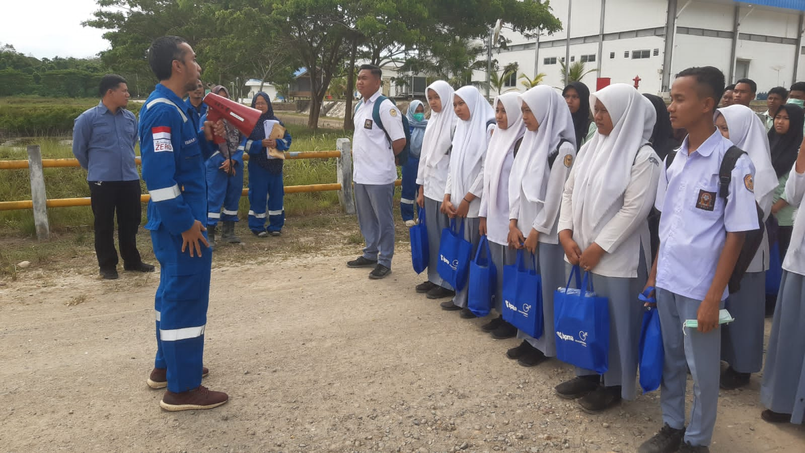 PULUHAN PELAJAR DAN GURU DATANGI LOKASI CPP MEDCO E&P DI ACEH TIMUR