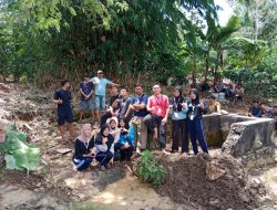 Kepala kampung jukuh kemuning bersama masyarakat dan mahasiswa KKN Unila bergotong royong perbaiki bak pemandian umum