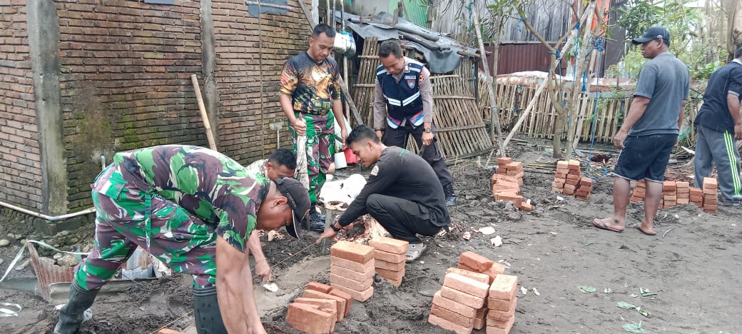 TNI-POLRI Bersinergi Bantu Pembangunan Rumah Warga Terdampak Bencana