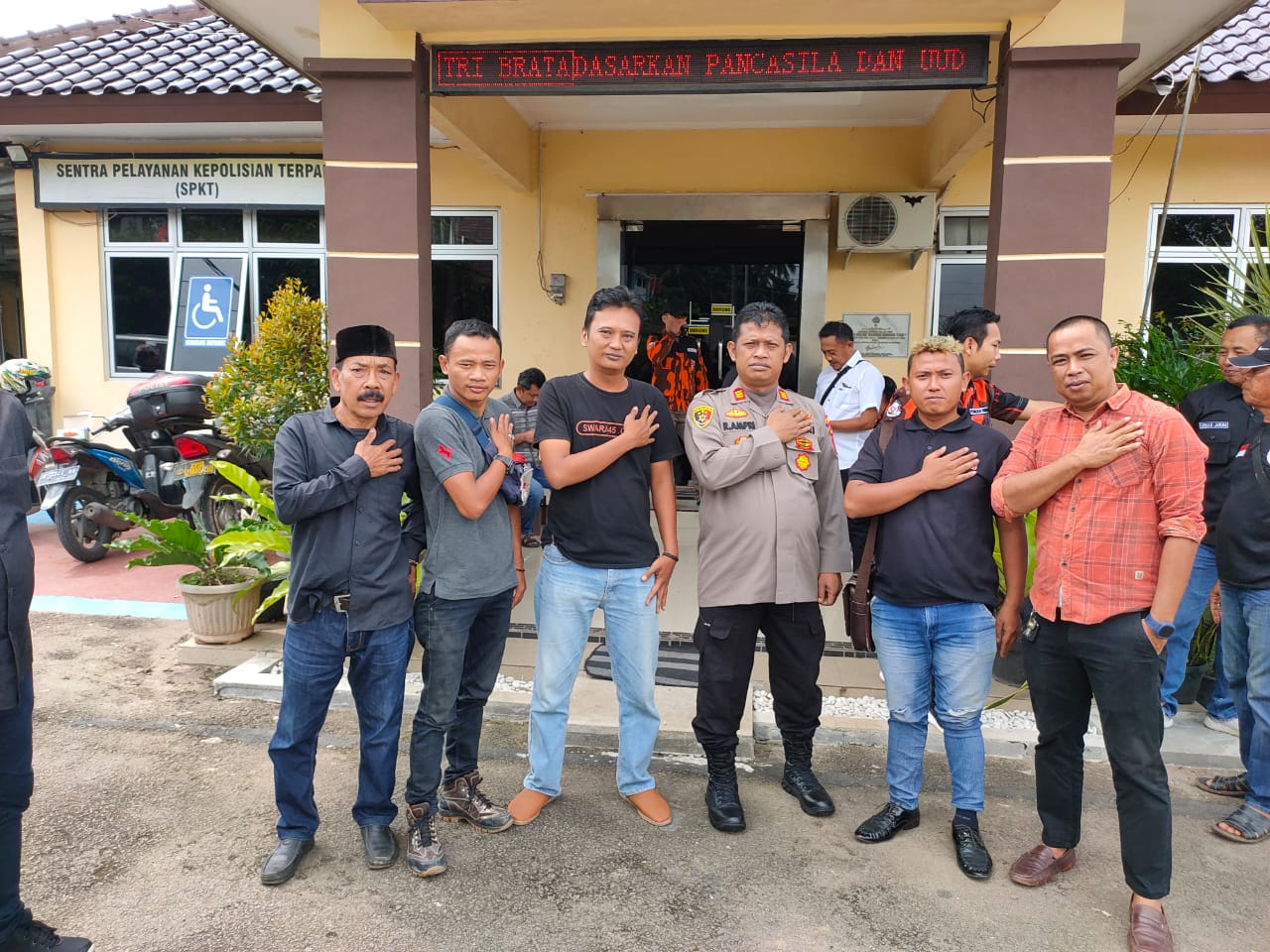 Kegiatan Jum’at Curhat Polsek Warunggunung Polres Lebak beserta Personil Polsek Warunggunung menampung Keluhan, Warga masyarakat.