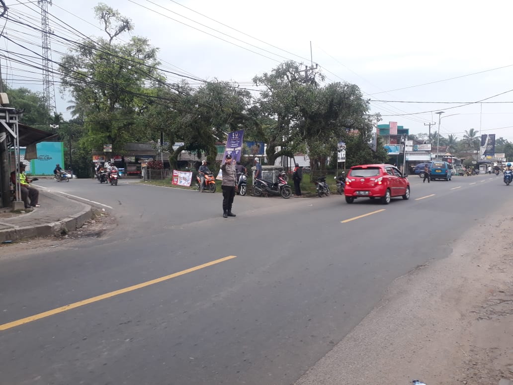 Disore hari Personil Polsek Warunggunung Polres lebak laksanakan pengaturan lalulintas