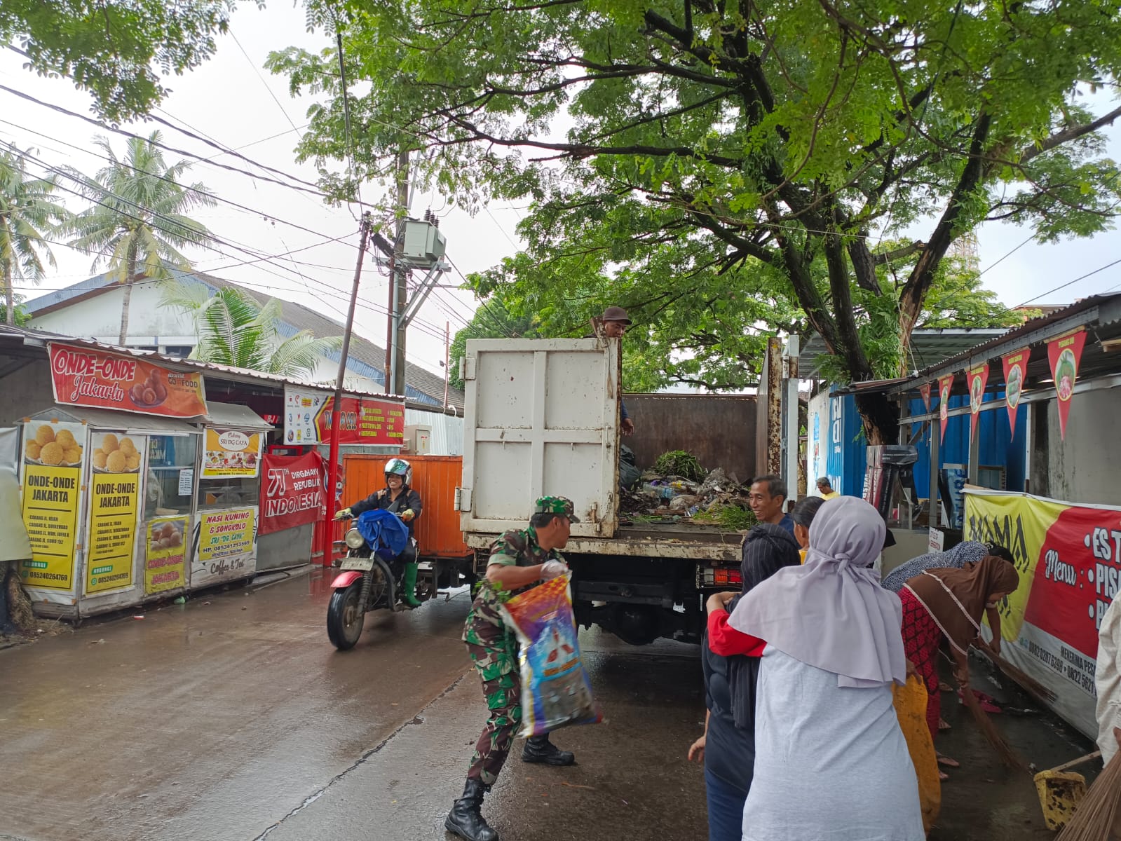 Babinsa Tammua Koramil 1408 – 02/ Tallo Giat Melakukan Kerja Bakti Dalam Rangka Mewujudkan Program Pemerintah Makassar Tidak Jorok