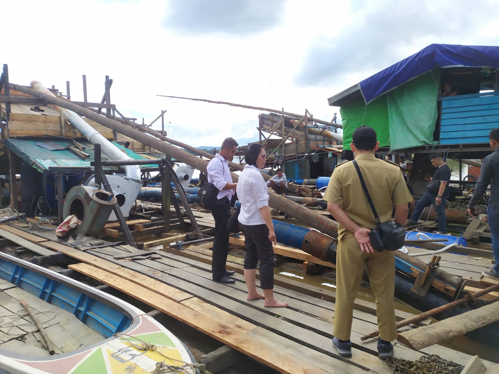 Forum Wartawan & LSM Kalbar Indonesia Apresiasi Polres Sanggau, Lakukan Pengecekan Barang Temuan Belasan Lanting PETI di Desa Inggis Mukok