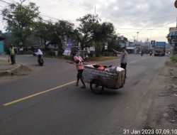 Giat Personil Polsek Warunggunung melaksanakan Pengaturan Lalu Lintas Strong Poin di Simpang Pertelon