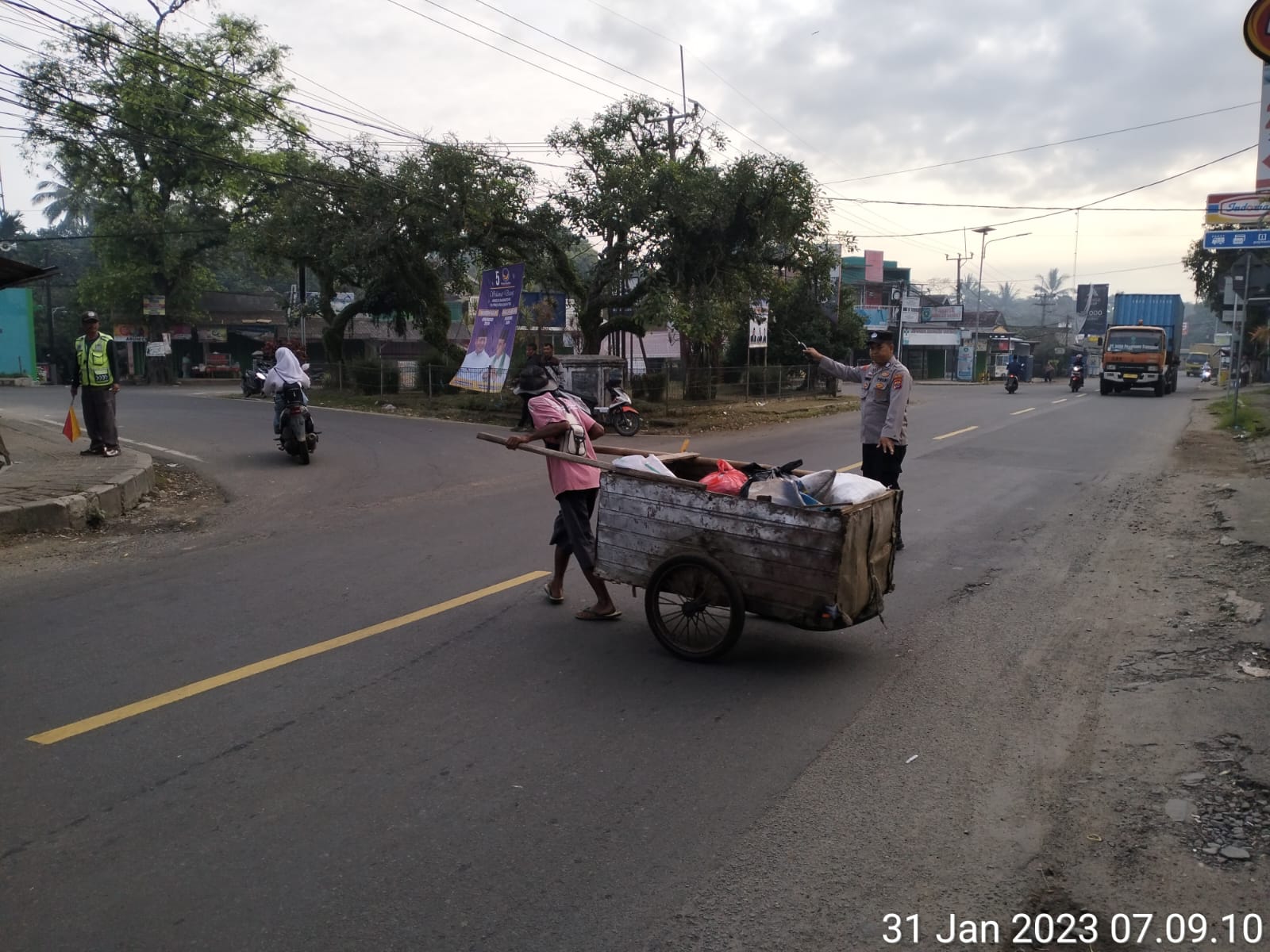 Giat Personil Polsek Warunggunung melaksanakan Pengaturan Lalu Lintas Strong Poin di Simpang Pertelon