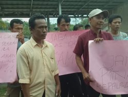 Kades Dituding Lakukan Penyerobotan Lahan, Puluhan Warga Simpatisan Kades Datangi Kantor Desa Cigoong Selatan.