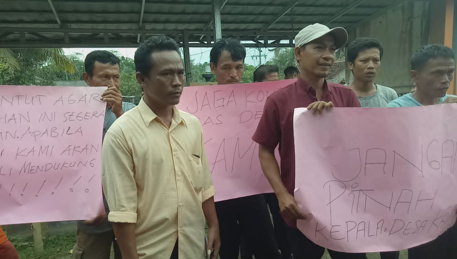 Kades Dituding Lakukan Penyerobotan Lahan, Puluhan Warga Simpatisan Kades Datangi Kantor Desa Cigoong Selatan.