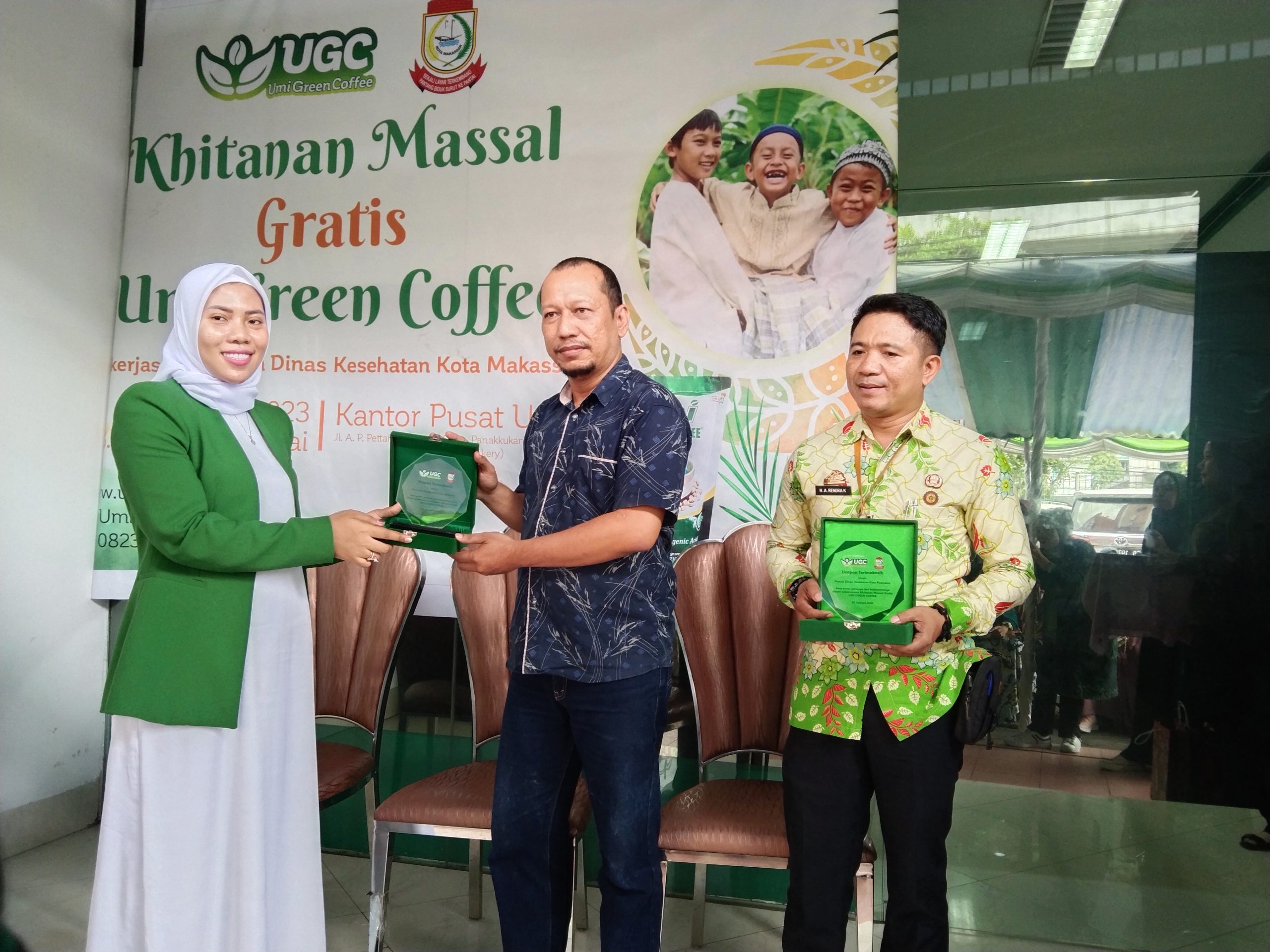 Khitanan Massal Gratis yang di gelar umi Green Coffe