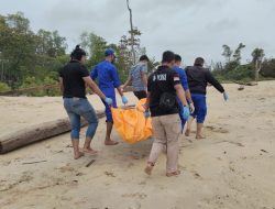 Sat Polair Polres Bangka Barat Evakuasi Penemuan Mayat Visum di Pantai Tembelok