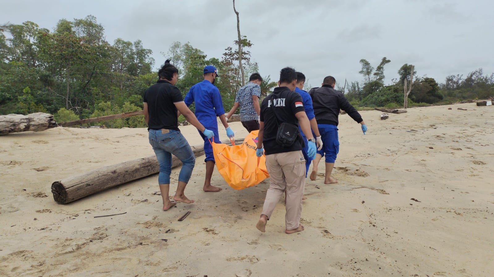 Sat Polair Polres Bangka Barat Evakuasi Penemuan Mayat Visum di Pantai Tembelok