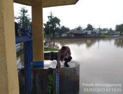 Antisipasi Curah hujan yang tinggi Personil Polsek Warunggunung Polres Lebak Melaksanakan pengecekan Debit Air di situ Cilembun.