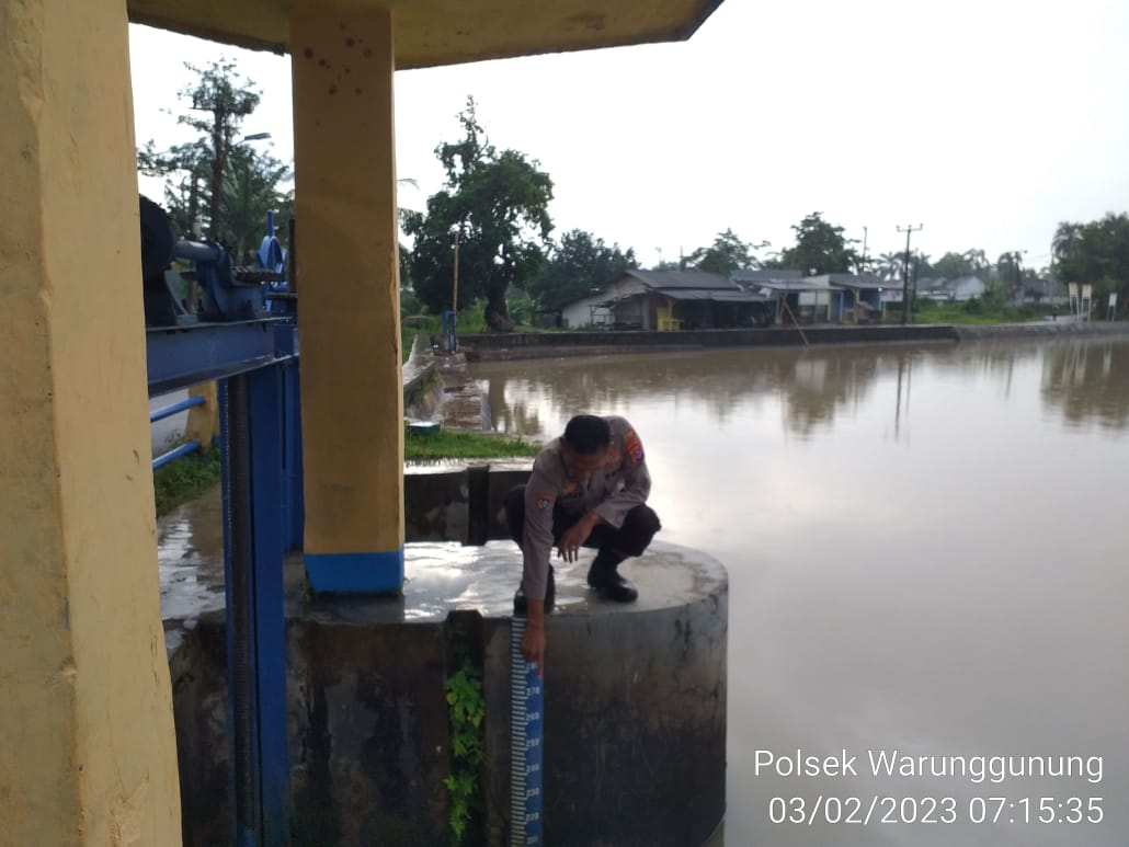 Antisipasi Curah hujan yang tinggi Personil Polsek Warunggunung Polres Lebak Melaksanakan pengecekan Debit Air di situ Cilembun.