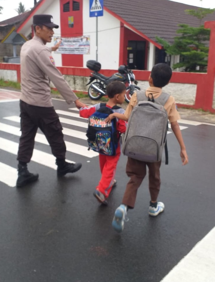 Panit I Binmas Polsek Warunggunung Polres Lebak Melaksanakan strong point di SDN1 Warunggunung.