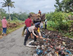 Bhabinkamtibmas Polsek Meureubo Polres Aceh Barat melaksanakan gotong royong bersama warga