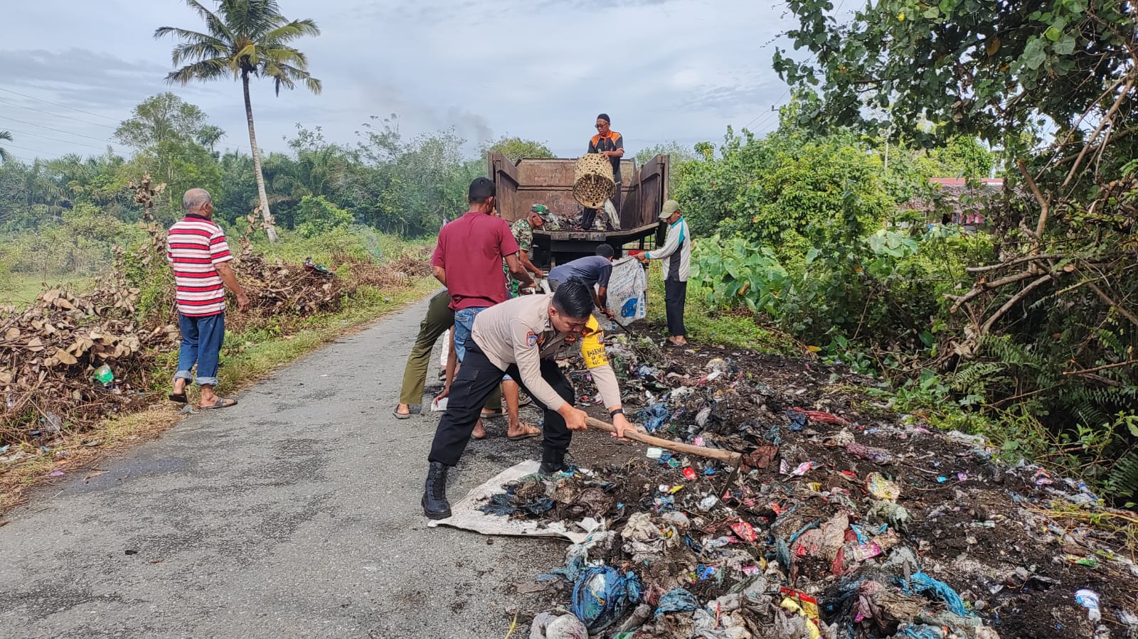 Bhabinkamtibmas Polsek Meureubo Polres Aceh Barat melaksanakan gotong royong bersama warga