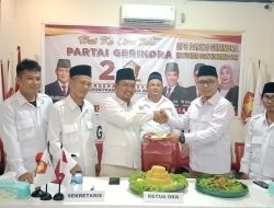 Ketua DPC Partai Gerindra Kabupaten OKI.”Melakukan Syukuran Dan Potong Tumpeng Di HUT ke-15.