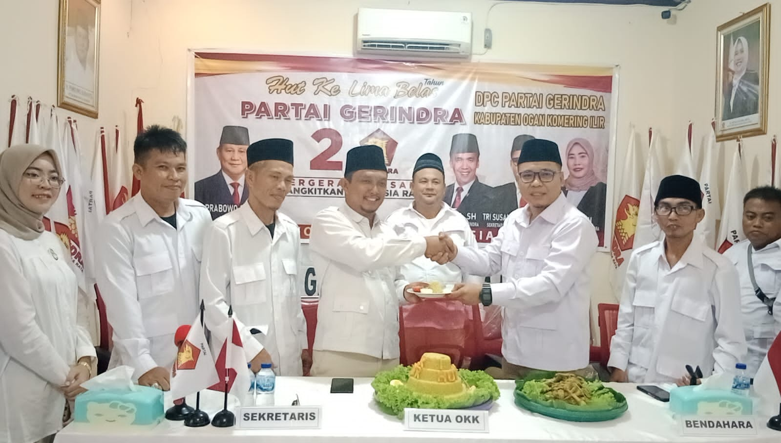 Ketua DPC Partai Gerindra Kabupaten OKI.”Melakukan Syukuran Dan Potong Tumpeng Di HUT ke-15.