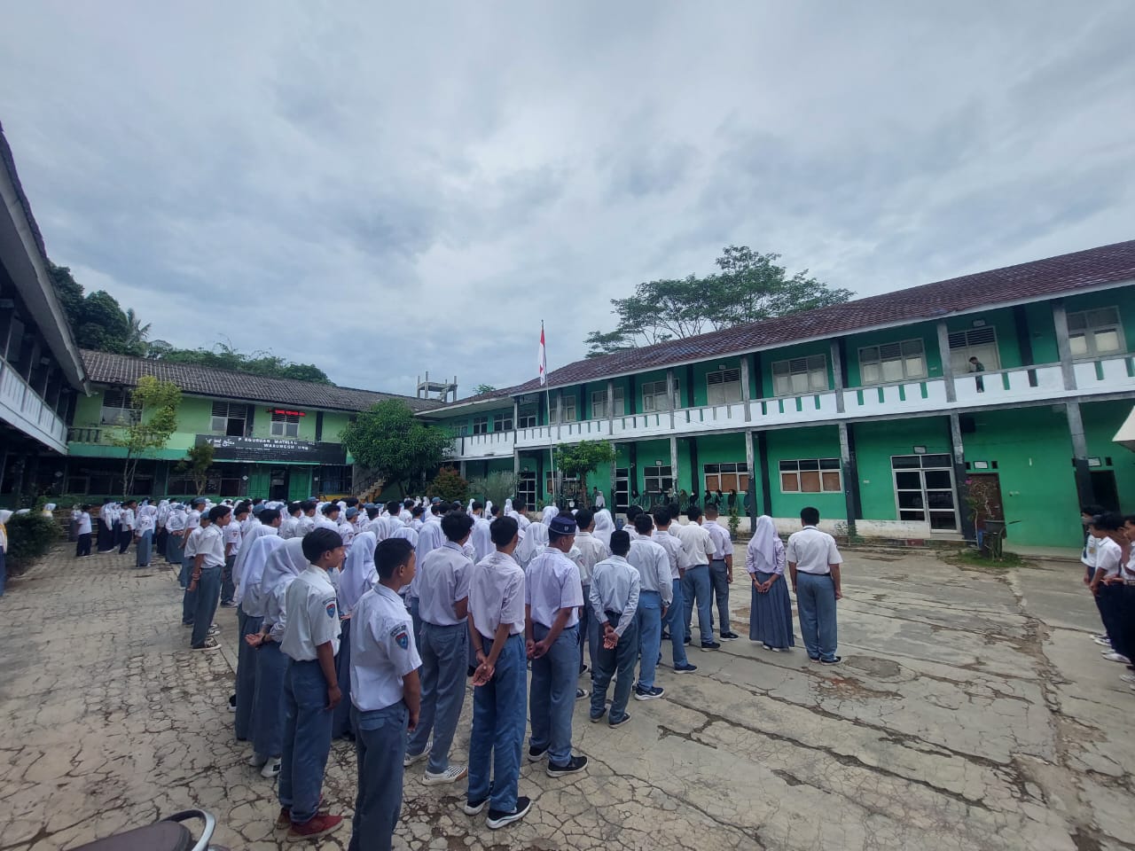 Upacara Bersama Siswa SMK Mathan, Danramil 0302/Wrg Berikan Wawasan Kebangsaan Pada Siswa.