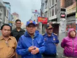 H. Ir Moh. Ramdhan Pomanto Memantau Langsung Kondisi Banjir Yang Menggenangi Kota Makassar.