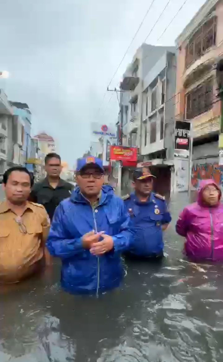 H. Ir Moh. Ramdhan Pomanto Memantau Langsung Kondisi Banjir Yang Menggenangi Kota Makassar.