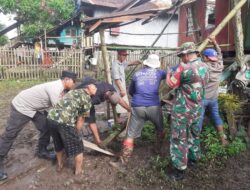 Sinergi TNI – POLRI Bantu Warga Binaan Perbaiki Rumahnya