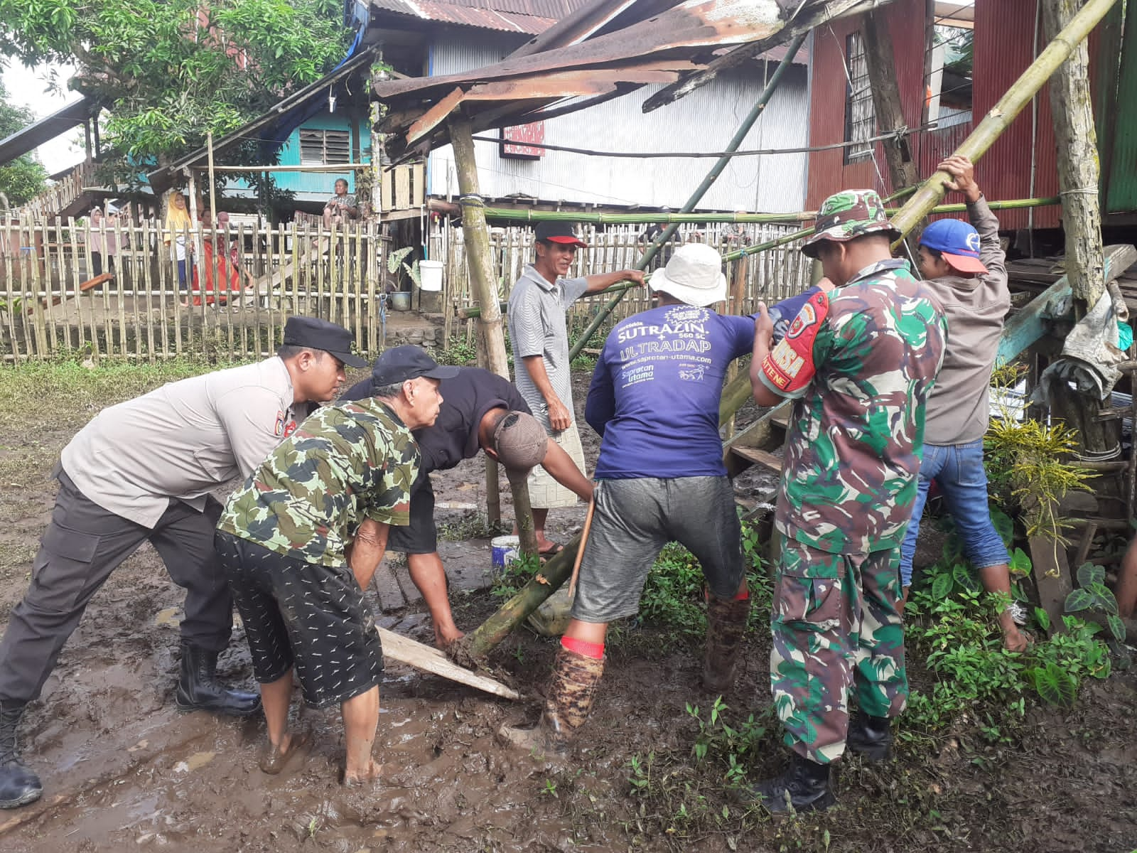 Sinergi TNI – POLRI Bantu Warga Binaan Perbaiki Rumahnya