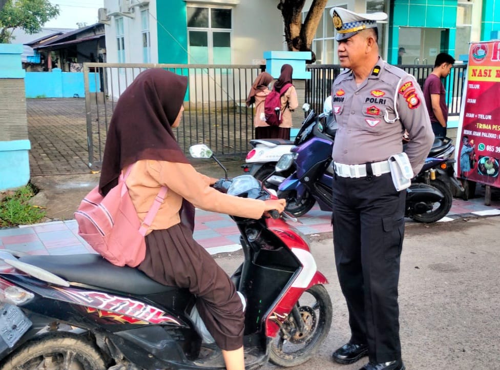 Kaur Bin Ops Lantas Polres Takalar Tegur Pelanggar Lalu Lintas Dengan Humanis