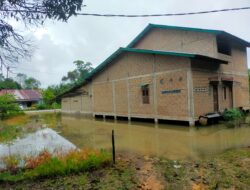 Diduga Karena Saluran Pembuangan Air Rusak dan Sumbat Menyebabkan 5 Buah Rumah Warga Terendam Banjir Di Jagoi Babang