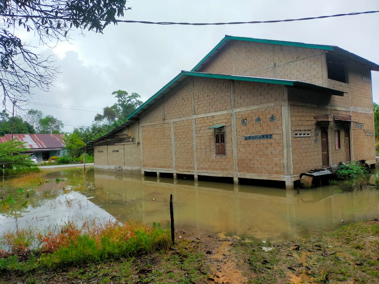 Diduga Karena Saluran Pembuangan Air Rusak dan Sumbat Menyebabkan 5 Buah Rumah Warga Terendam Banjir Di Jagoi Babang