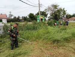 Babinsa Koramil 17/Carenang Bersama Warga Gotong Royong Bersihkan Lingkungan