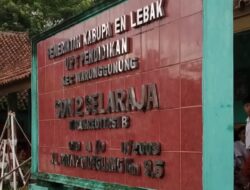 Genangan air penuhi Halaman SDN Selaraja 2, Siswa Harus Berhati hatisaat Melewati Genangan Air.