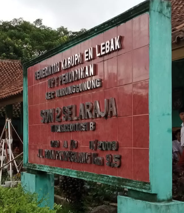 Genangan air penuhi Halaman SDN Selaraja 2, Siswa Harus Berhati hatisaat Melewati Genangan Air.