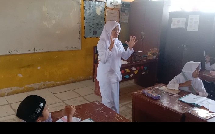 Petugas Promkes Melakukan edukasi Gizi seimbang di SD 5 IDI Rayeuk,Wilayah kerja Puskesmas IDI Rayeuk.