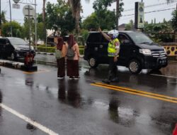 Wujud Kepedulian, Sat Lantas Polres Takalar Bantu Pelajar Menyeberang Jalan