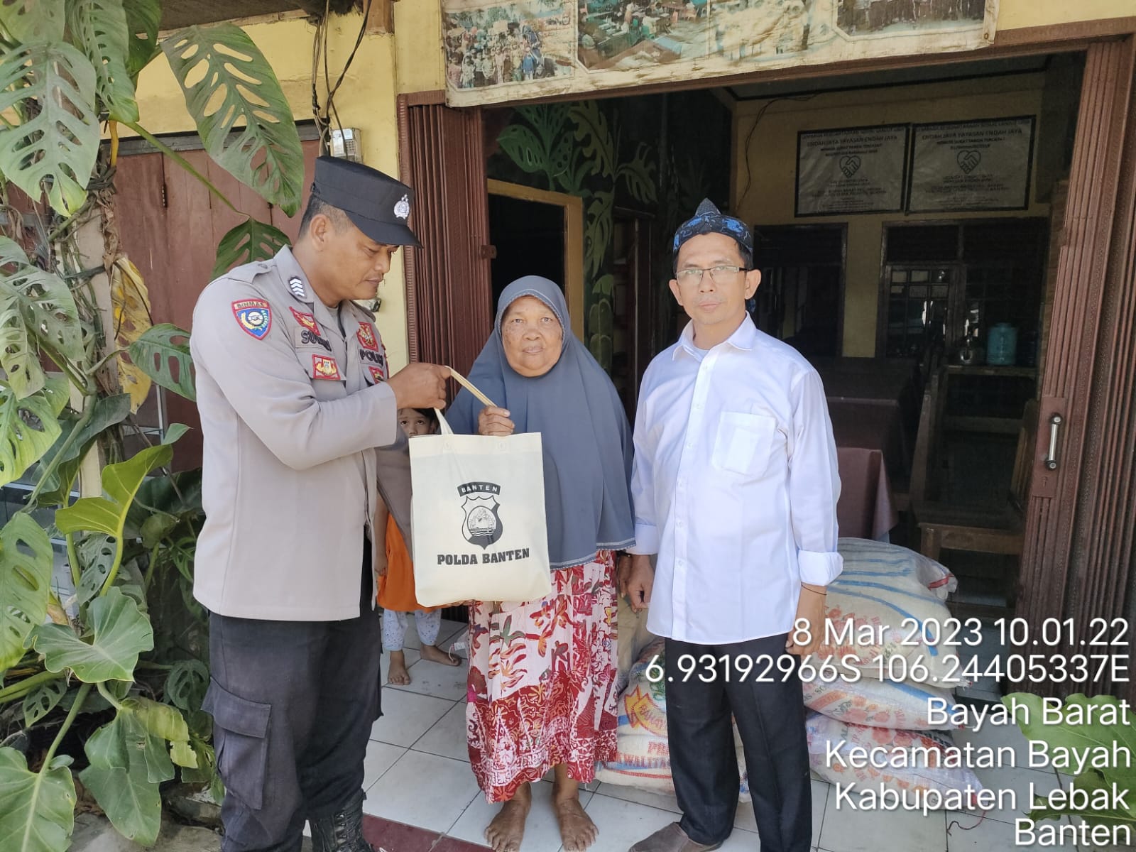 Bentuk Kepedulian Polsek Bayah Polres Lebak Distribusikan Paket Sembako Di 2 Yayasan Anak Yatim Piatu di Wilayah Kecamatan Bayah