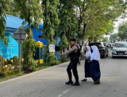 Unit Samapta Polres Takalar Bantu Pelajar Menyeberang Jalan