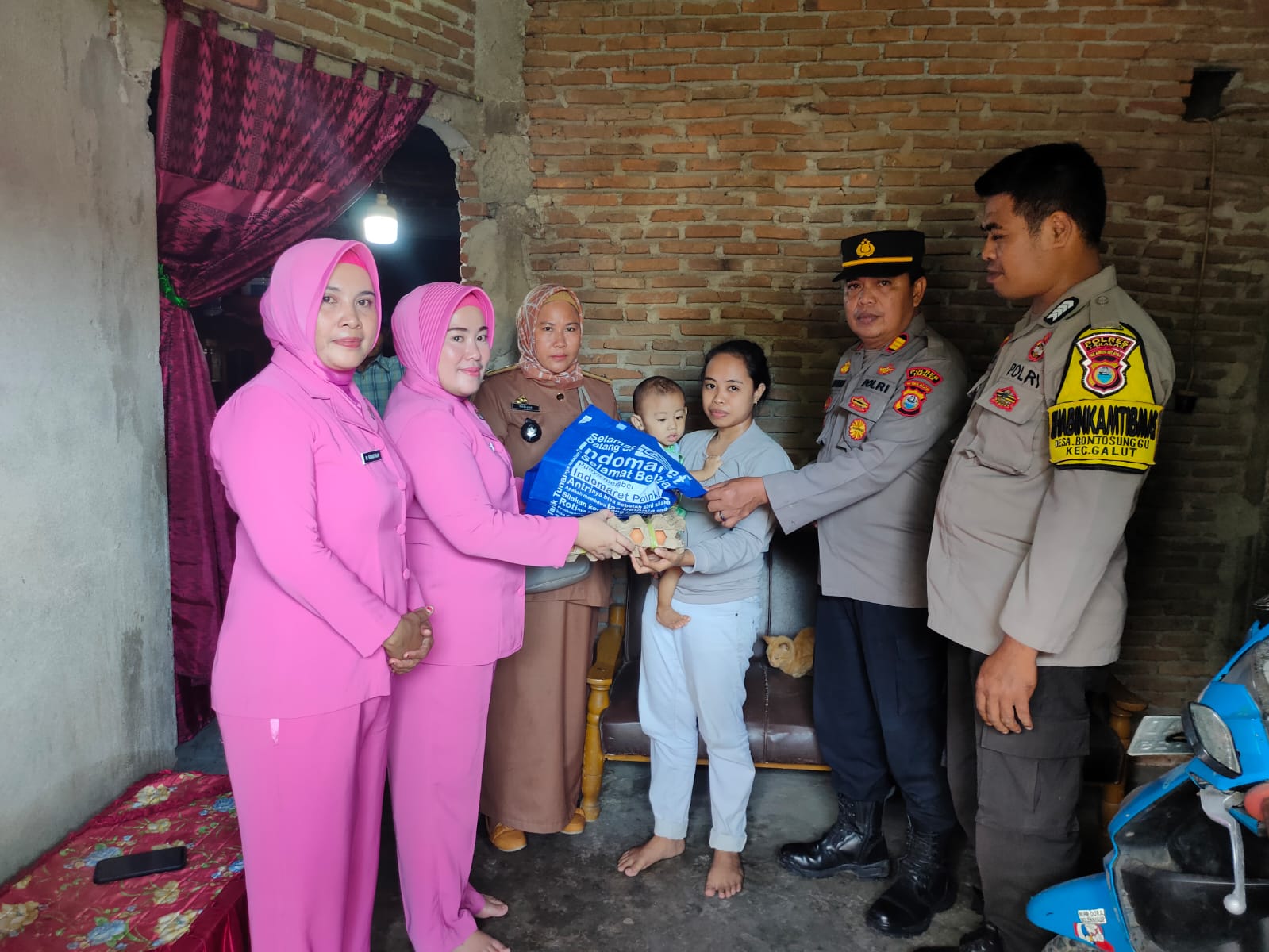 Dukung Program Pemerintah, Kapolsek Galut Bersama Bhayangkari Bantu Keluarga Penderita Stunting