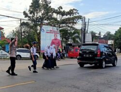 Hadir Ditengah Masyarakat, Polisi Polsek Polut Bantu Pelajar Menyeberang Jalan