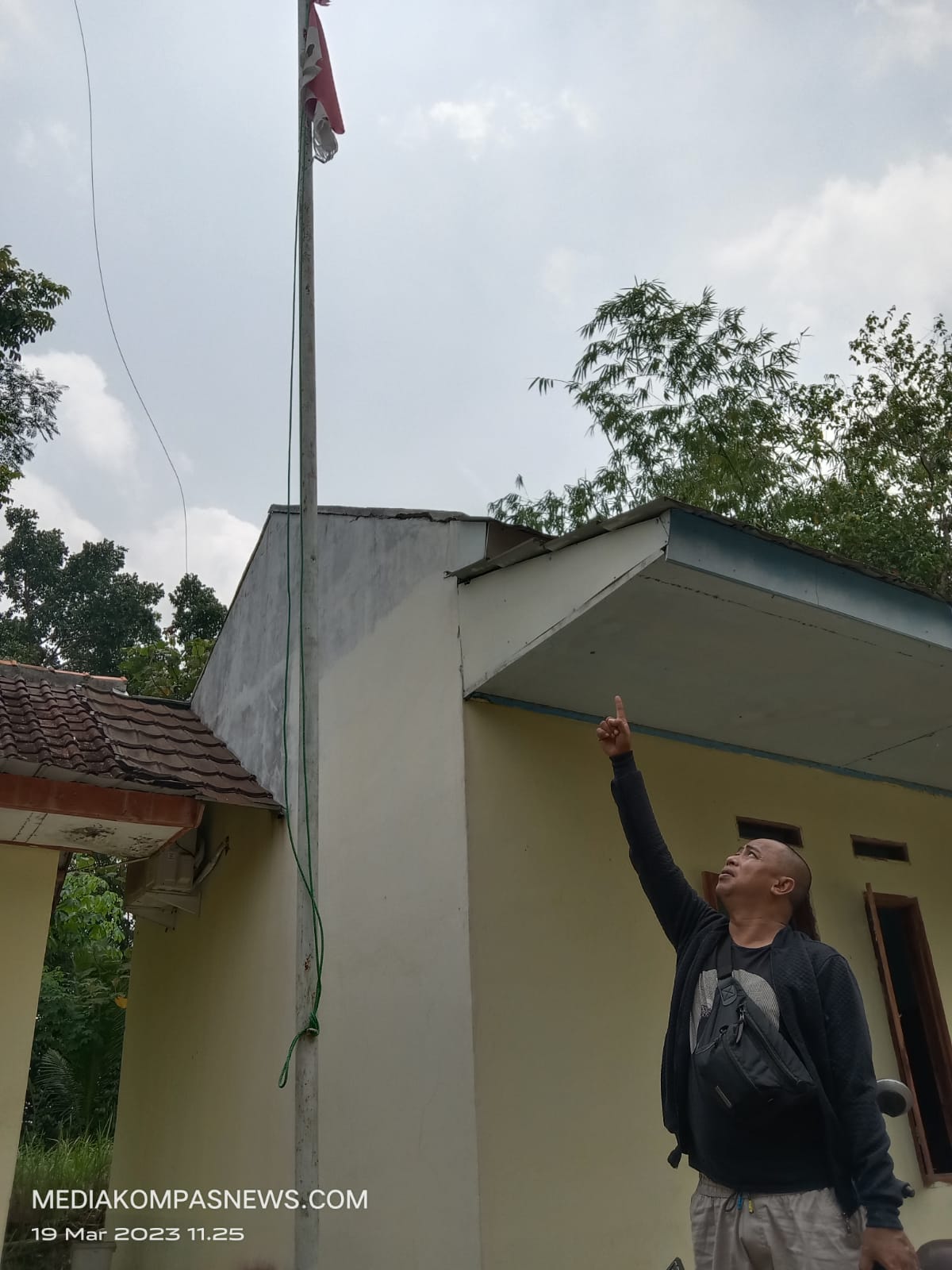 Bendera Merah Putih Lusuh, Robek, Berkibar Di Kantor Desa