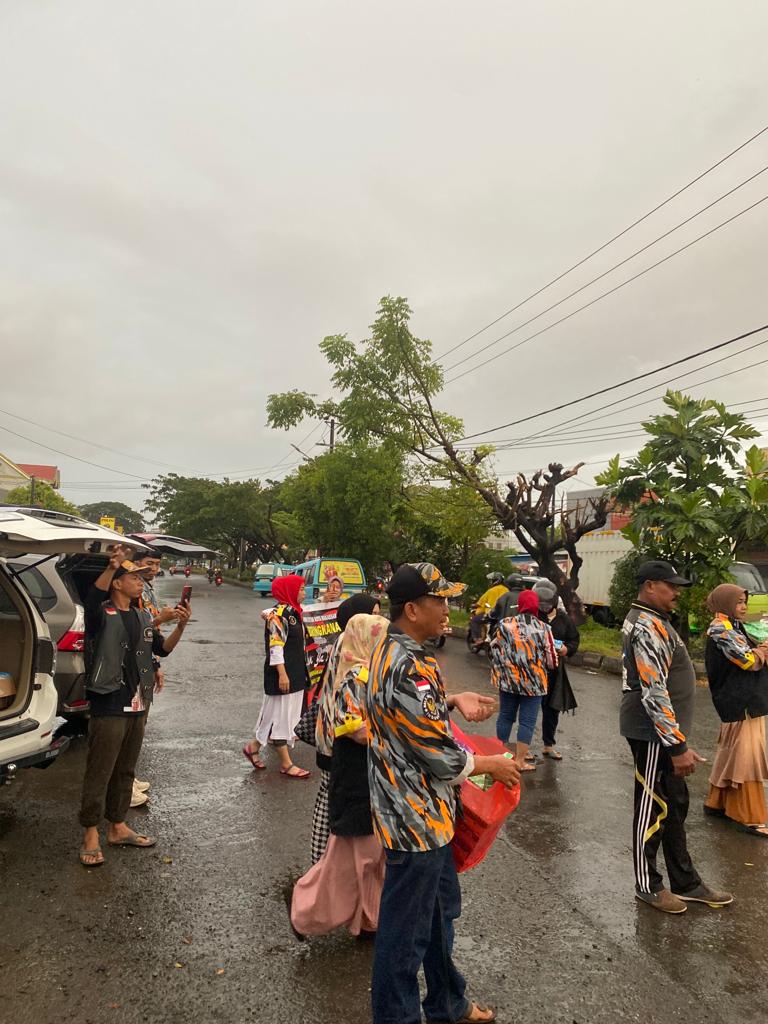 LSM GMBI Distrik Makassar KSM Biringkanaya Berbagi Takjil Sekaligus Buka Bersama Para Aktivis Untuk Menjalin Kebersamaan.